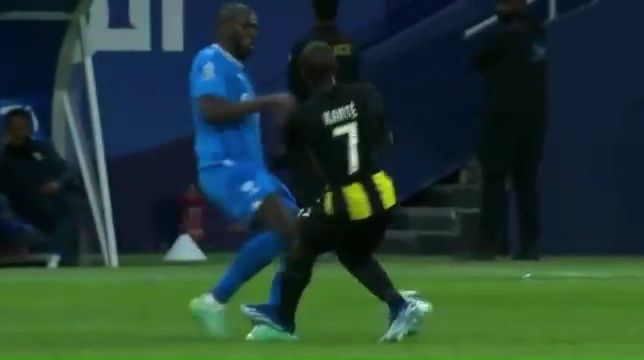 Trước đó, anh từng bị truất quyền thi đấu sau 2 tấm thẻ vàng ở mùa 2014/15, khi còn chơi cho Caen tại giải VĐQG Pháp.