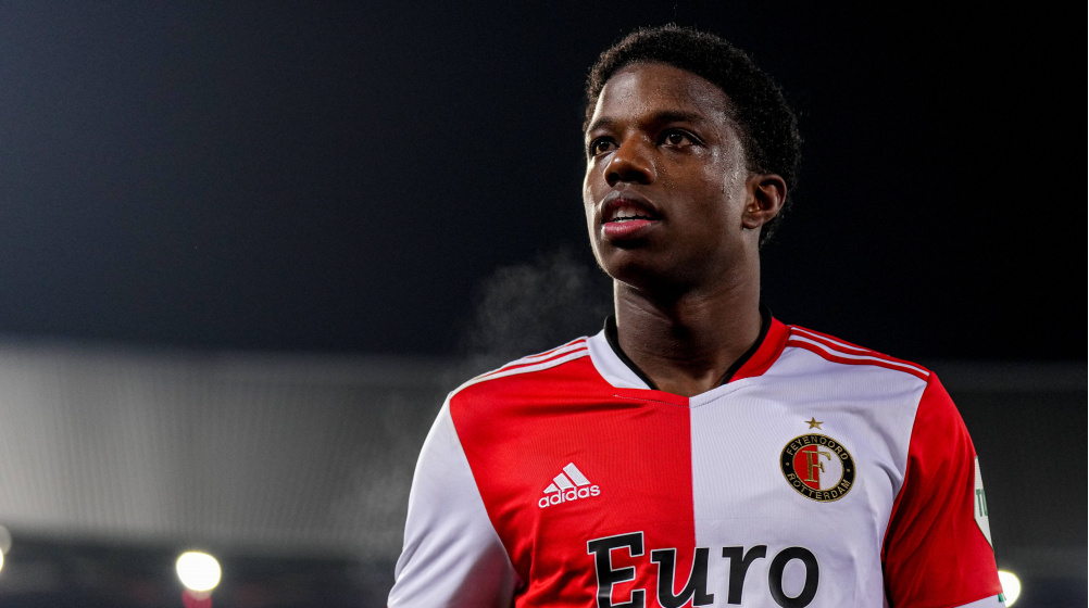 Malacia gia nhập Man United từ Feyenoord vào mùa hè năm 2022, trở thành một trong mười bản hợp đồng đầu tiên của Ten Hag ở Manchester. Anh thay thế Luke Shaw một thời gian ngắn ở đội hình xuất phát trong mùa đầu tiên và ra sân 39 lần trên mọi đấu trường.