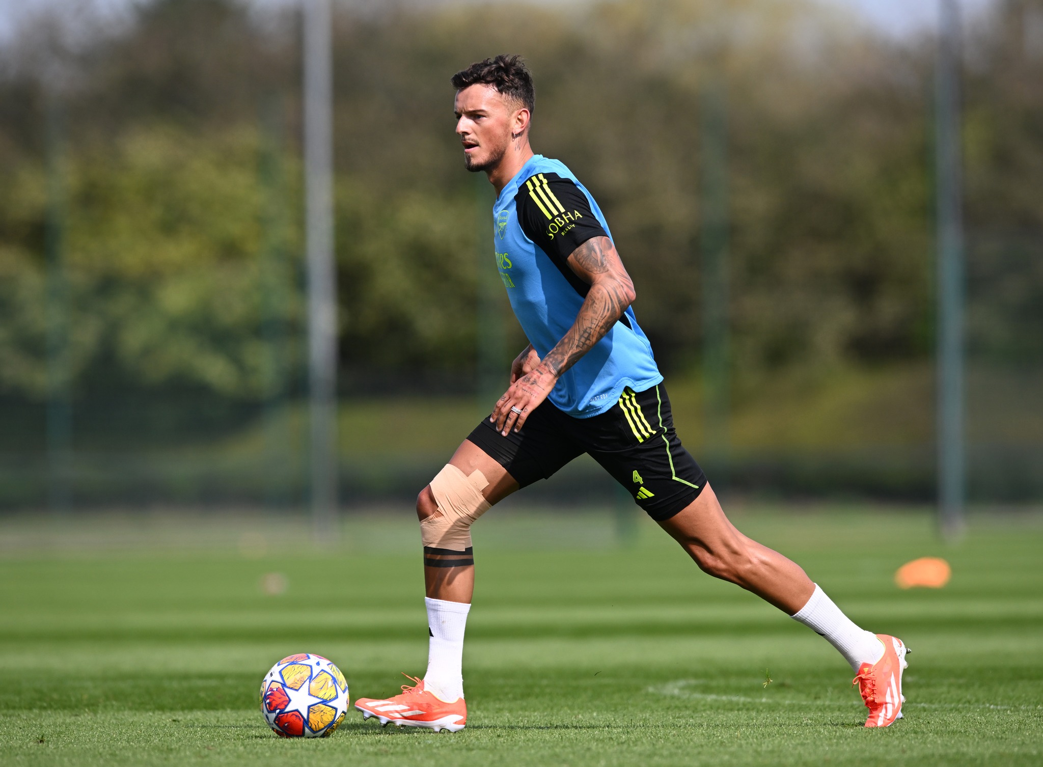 Đầu gối của Ben White băng bó khá chặt. CĐV Arsenal lo sợ cầu thủ này gặp vấn đề về thể trạng. White vừa ký hợp đồng gia hạn với Arsenal tới năm 2028. Anh cũng từ chối lên tuyển Anh ở đợt tập trung này.