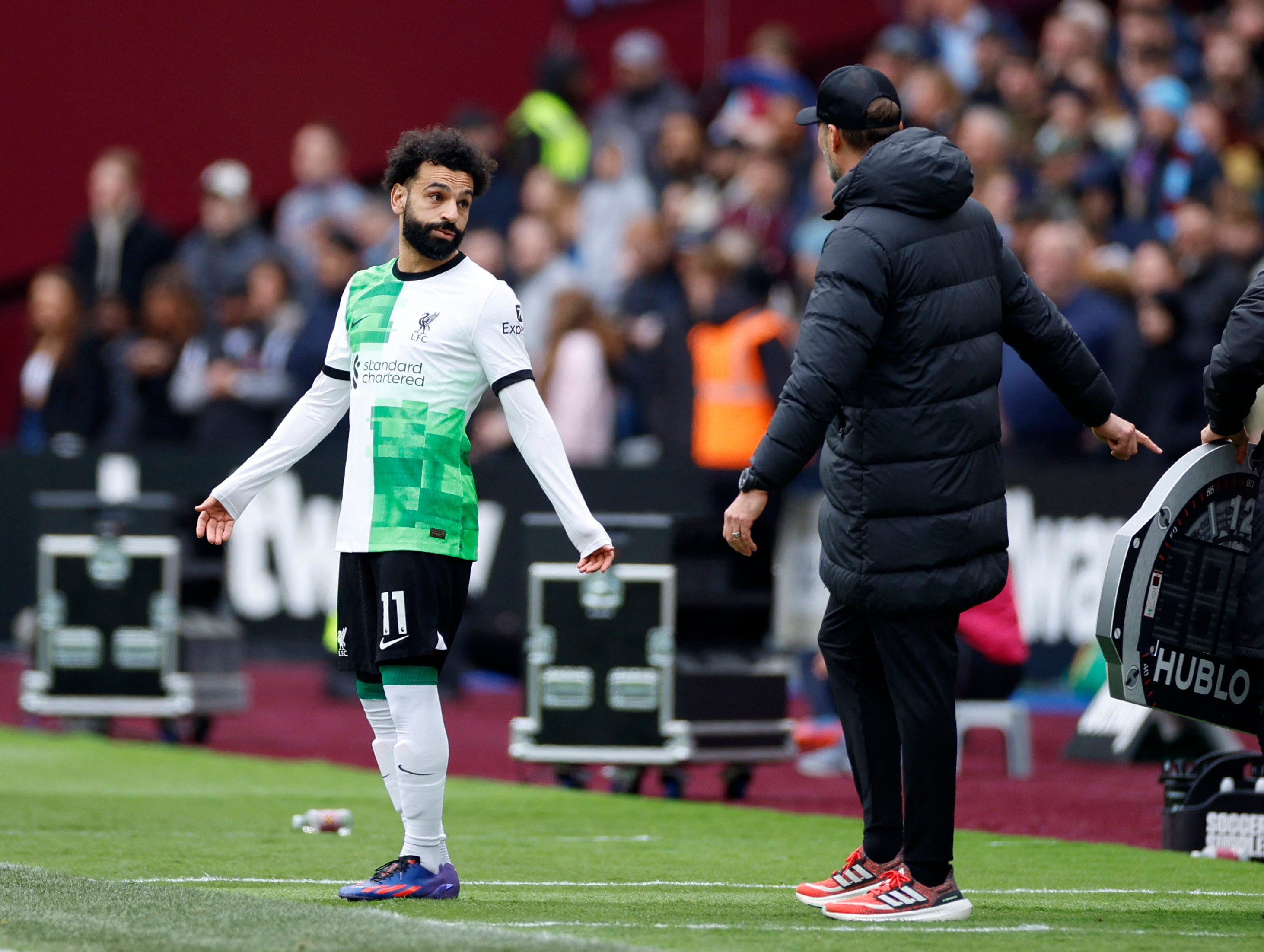 Salah cũng không phải dạng vừa. Anh đáp trả HLV Klopp bằng thái độ gay gắt. Darwin Nunez cố gắng giúp đàn anh "hạ hỏa" nhưng không thành công.