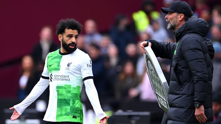 Tuy nhiên, khoảnh khắc gây chú ý nhất chính là khi Salah công khai "bật" Klopp. Khi Salah chuẩn bị vào sân thay Luis Diaz, HLV Klopp tiến đến và nói một vài câu khiến cậu học trò người Ai Cập không hài lòng.