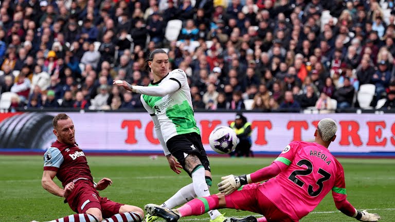 HLV Jurgen Klopp gây bất ngờ khi cất Mohamed Salah và cả Darwin Nunez trên băng ghế dự bị.