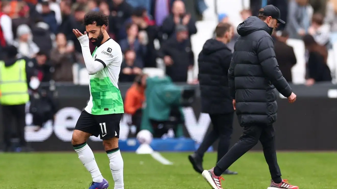 Khoảnh khắc Salah và Klopp ngượng ngùng bước qua nhau vào cuối trận.