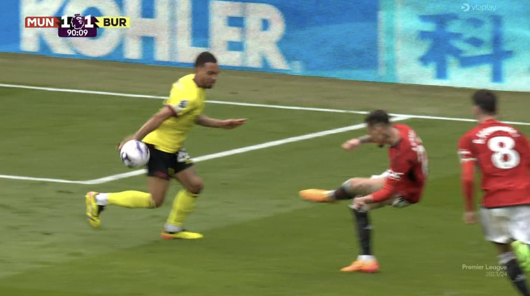 Pha bóng gây tranh cãi.