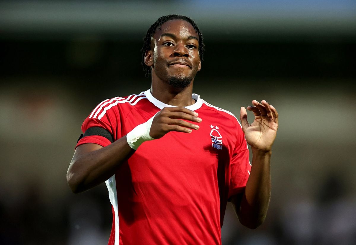 Hè 2023, Man Utd bán đứt Anthony Elanga cho Nottingham Forest. Ban lãnh đạo Quỷ đỏ đánh giá Elanga không đủ trình độ để chơi bóng ở Premier League.