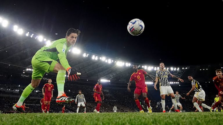 Lukaku sút tung lưới Juve.