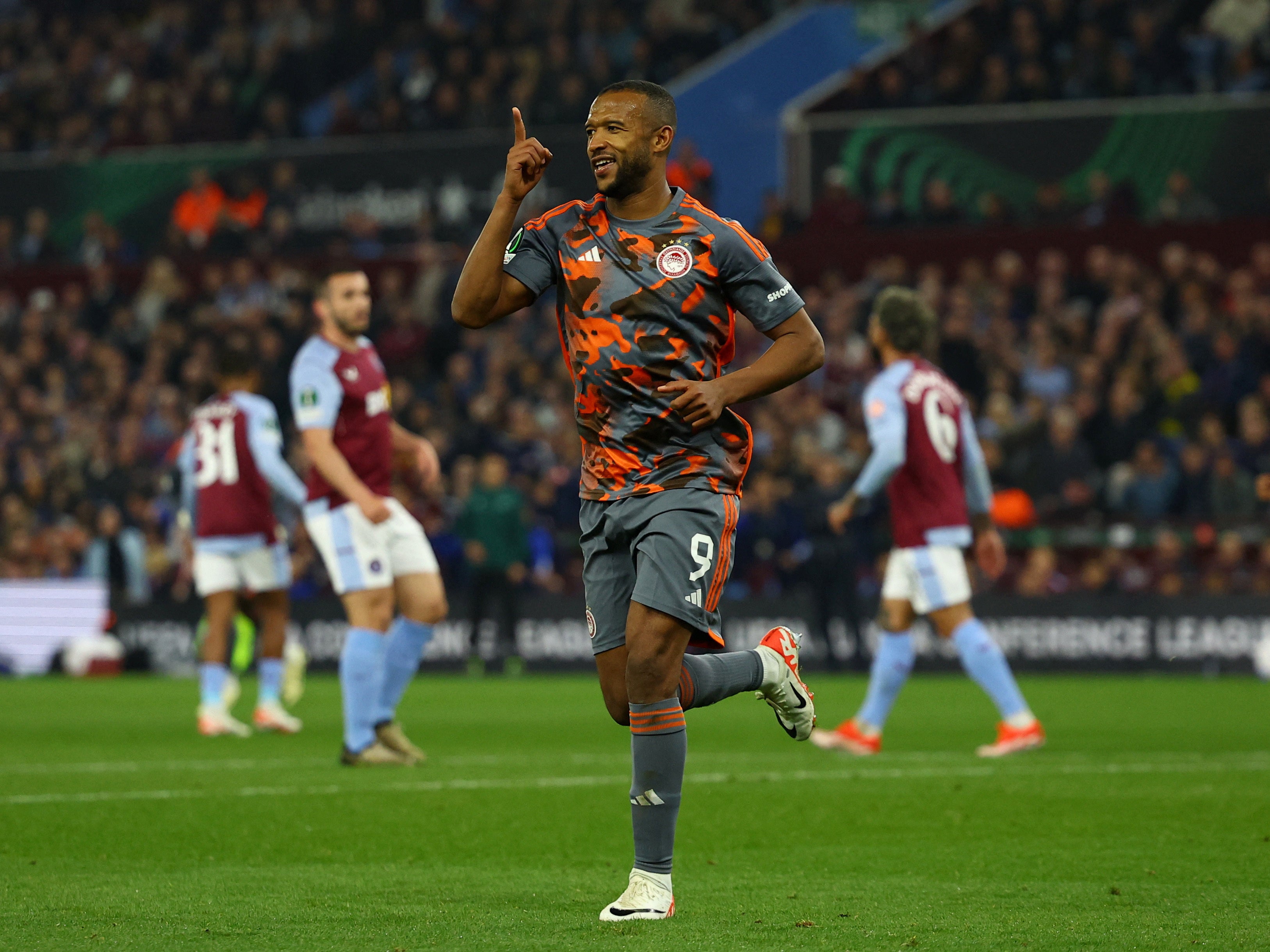 Hôm 3/5, Aston Villa gây thất vọng ở trận bán kết lượt đi Europa Conference League khi gục ngã trước Olympiacos với tỷ số 2-4.