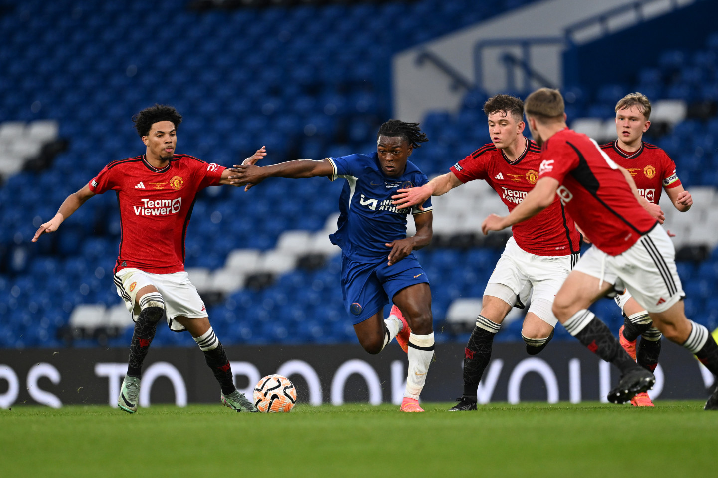 Trong mùa giải thông thường, đoàn quân của HLV Adam Lawrence giành được chức vô địch Premier League miền Bắc, chỉ thua 2 trận trong cả mùa. Họ còn tạo cách biệt lớn nhất mùa khi hủy diệt U18 Liverpool với tỷ số 9-1. Ở chung kết U18 Premier League Cup, U18 Man Utd tiếp tục hạ U18 Man City để lên ngôi vô địch.