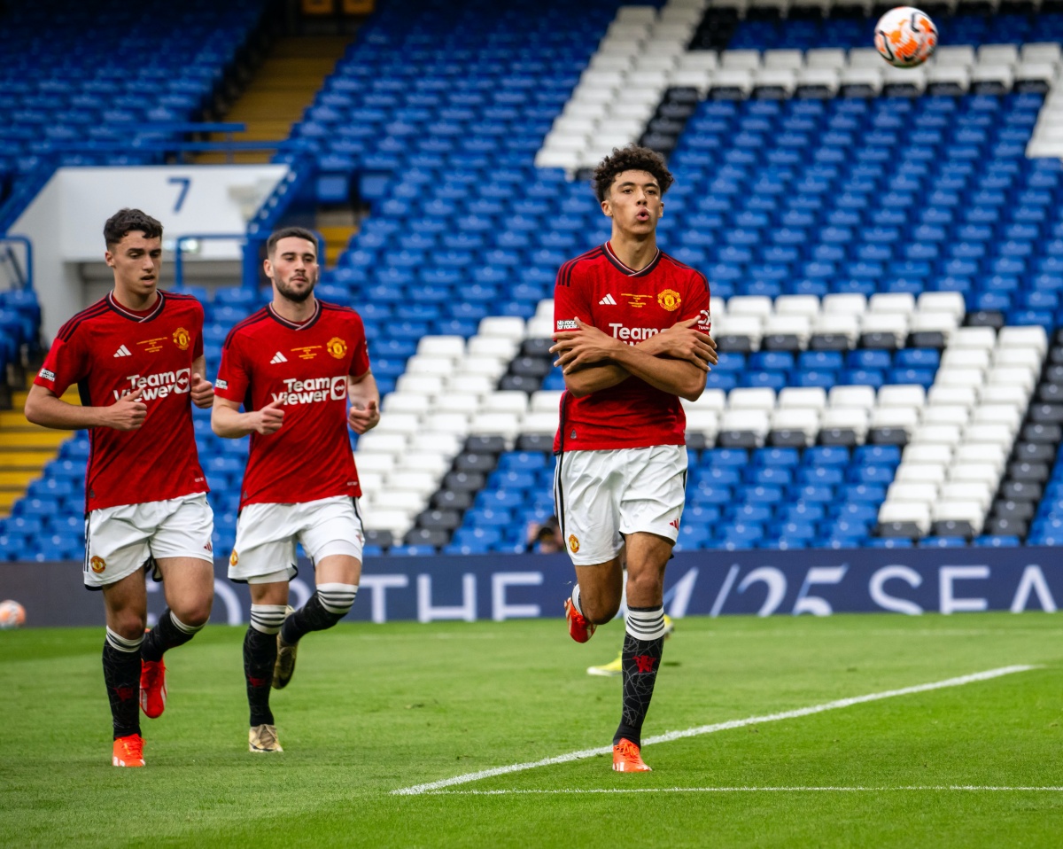 Sau đó, U18 Man Utd gặp U18 Chelsea để tranh ngôi vô địch U18 Premier League toàn miền. Và Ethan Wheatley tiếp tục là người hùng khi mở tỷ số ở phút 21.