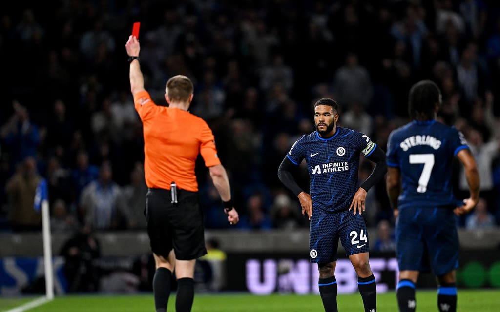 Thậm chí, Reece James còn bị đuổi khỏi sân do thẻ đỏ trực tiếp sau pha trả đũa với Joao Pedro.