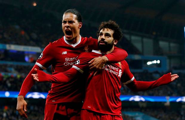 Các cầu thủ Liverpool ăn mừng chiến thắng trước Man City.