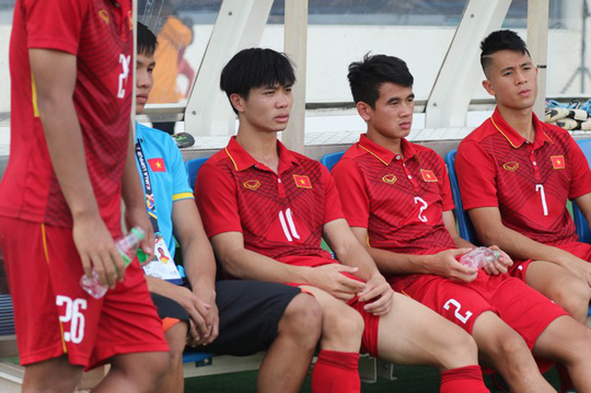 Cứ chăm chăm vào 2 giải ao làng là SEA Games và AFF Cup, trong khi có cơ hội thể hiện ở đấu trường châu lục, bóng đá Việt Nam đang tự trói chân mình. Ảnh: Quang Liêm.