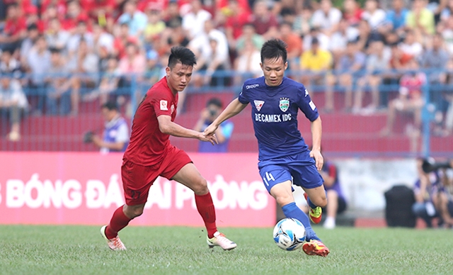 Tấn Tài (phải) và đồng đội sẽ gặp rất nhiều khó khăn trước Hải Phòng FC.