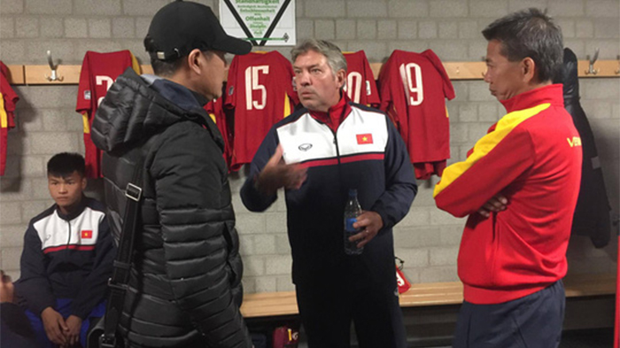 Giám đốc kĩ thuật Juergen Gede (giữa) được xem là ứng viên số 1 cho ghế HLV trưởng tuyển Việt Nam. Ảnh: Quang Liêm.