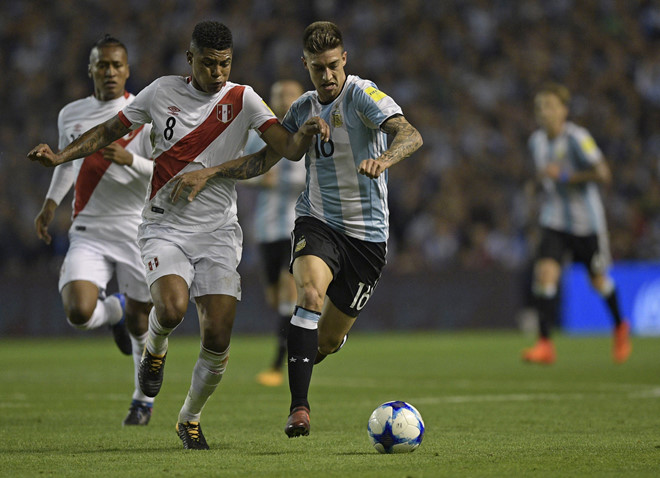 Các đồng đội xung quanh Messi chơi quá kém. Ảnh: Reuters.