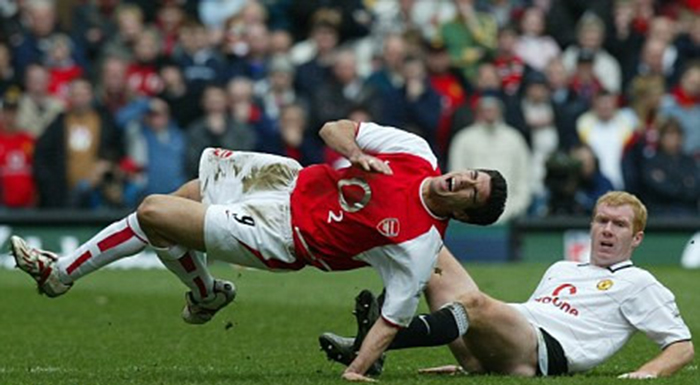 Pha tắc bóng của Scholes với Antonio Reyes.
