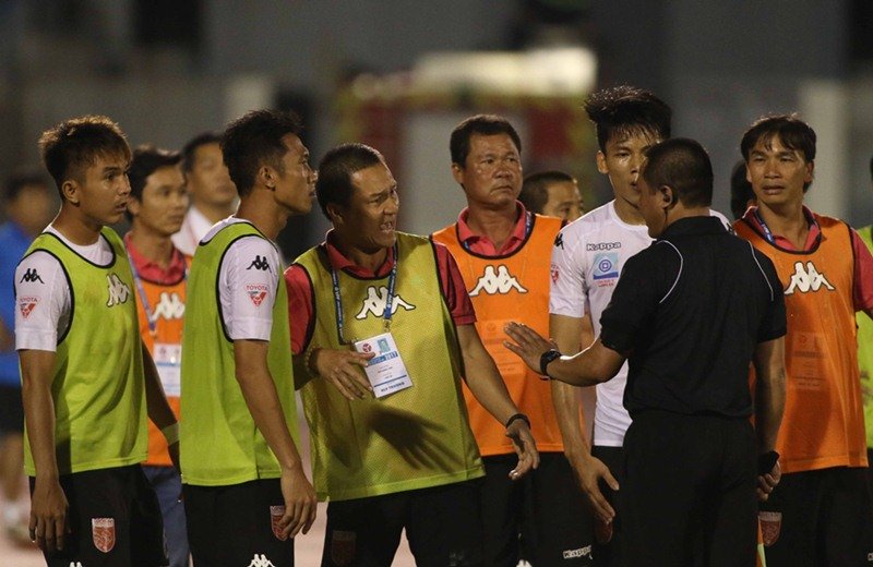 Sau vụ bê bối trên sân Thống Nhất ở vòng 6 V-League 2017, CLB Long An thi đấu bết bát và xuống hạng trước 2 vòng đấu.