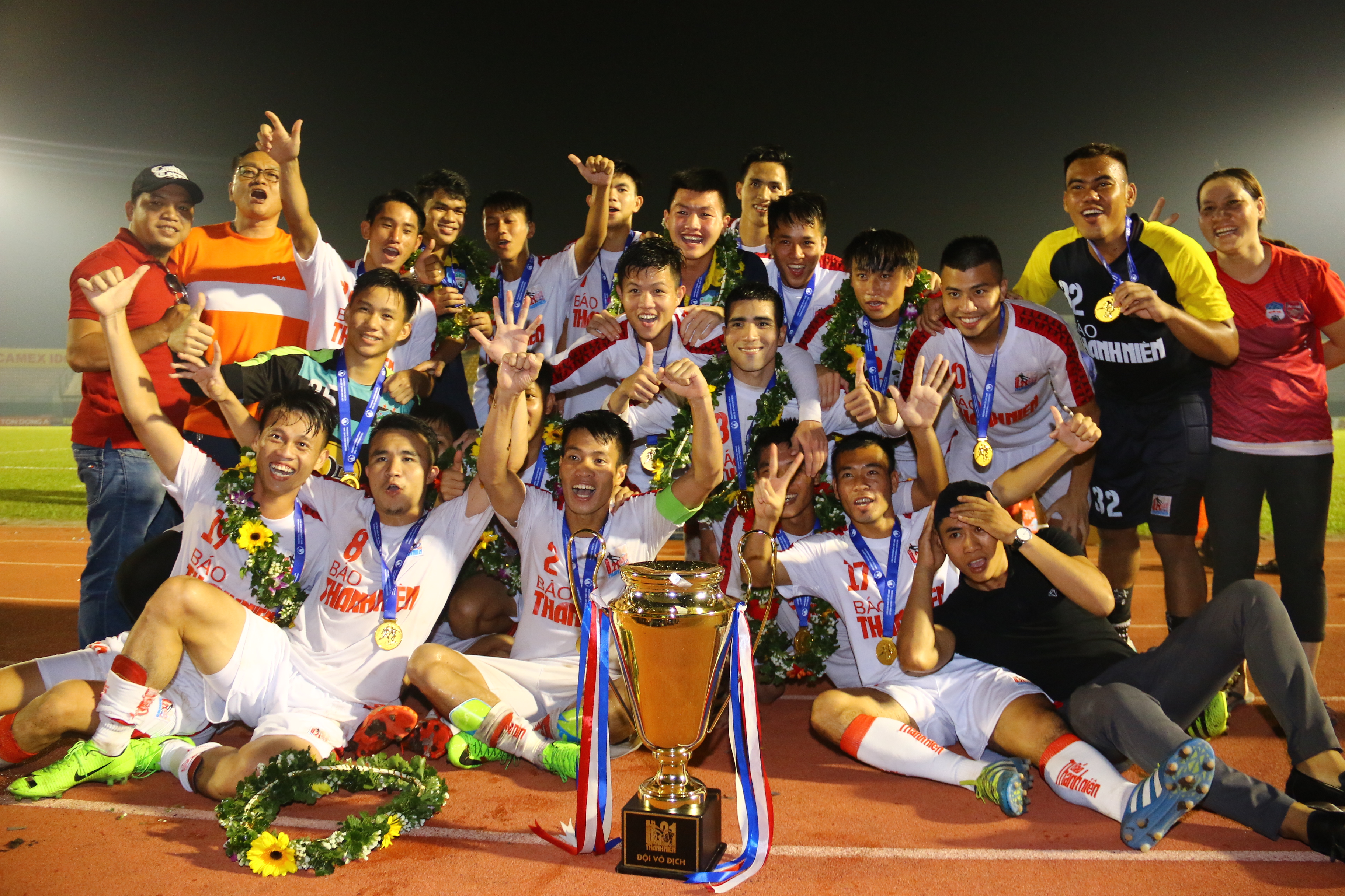Niềm vui của các cầu thủ U21 HAGL sau khi đoạt chức vô địch QG với chiến thắng cách biệt 3-0 trước Viettel.