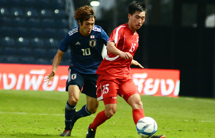 U23 Triều Tiên (áo đỏ) thua đậm Nhật Bản 0-4 hôm 11/12. Ảnh: Nguyễn Đăng.