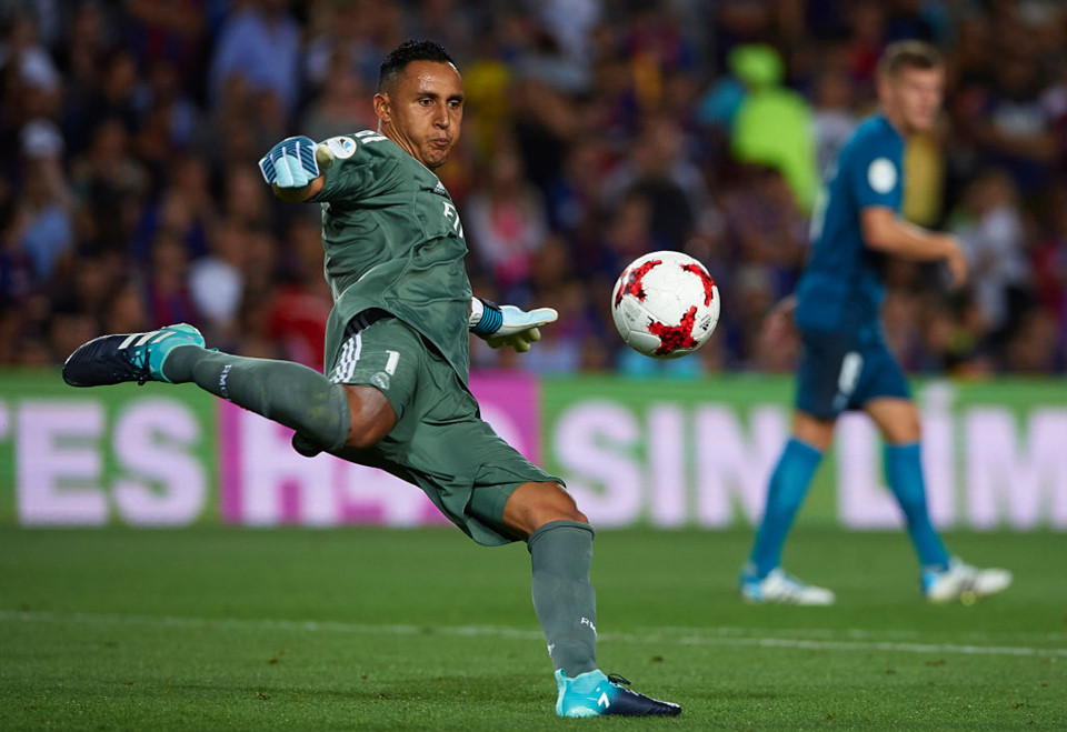 Keylor Navas (thủ môn, Real): Người gác đền của 2 câu lạc bộ đều thi đấu không nổi bật mùa này. Ở PSG, Alphonse Areola đẩy Kevin Trapp lên băng ghế dự bị để trở thành thủ môn số một. Tuy nhiên, anh lại bị đánh giá thiếu kinh nghiệm ở Champions League so với đồng nghiệp Navas bên phía Real.