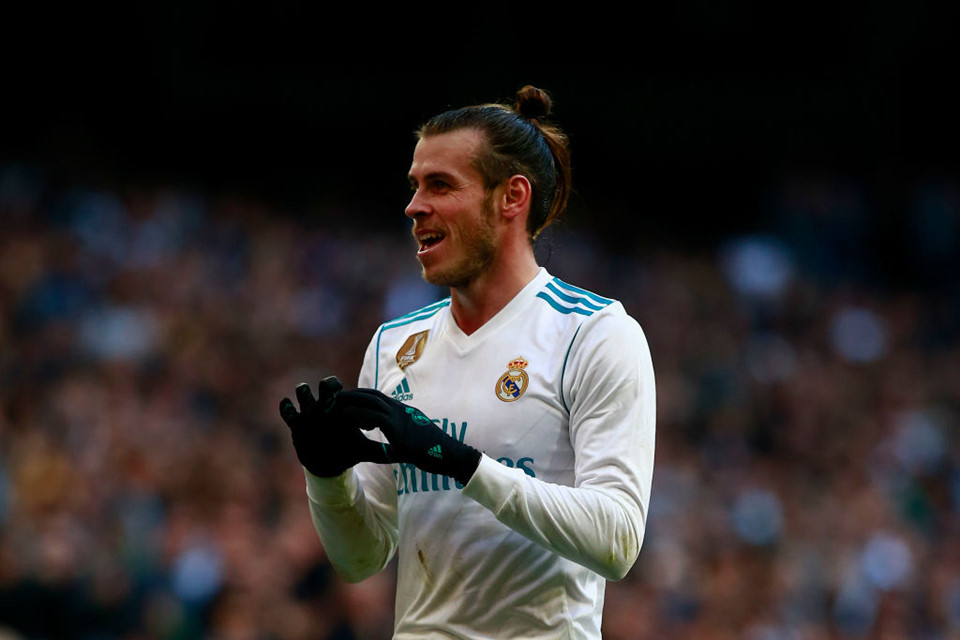 Gareth Bale (cánh phải, Real): Ngôi sao người xứ Wales trở lại thi đấu ở cúp vô địch thế giới các câu lạc bộ diễn ra cuối năm 2017 sau khi bình phục chấn thương. Bên phía PSG, nhiều ngôi sao chơi hay bên cánh phải như Mbappe, Pastore hay Draxler. Tuy nhiên, Bale được ưu ái chọn vào đội hình kết hợp nhờ sở hữu tốc độ tốt và khả năng bùng nổ.
