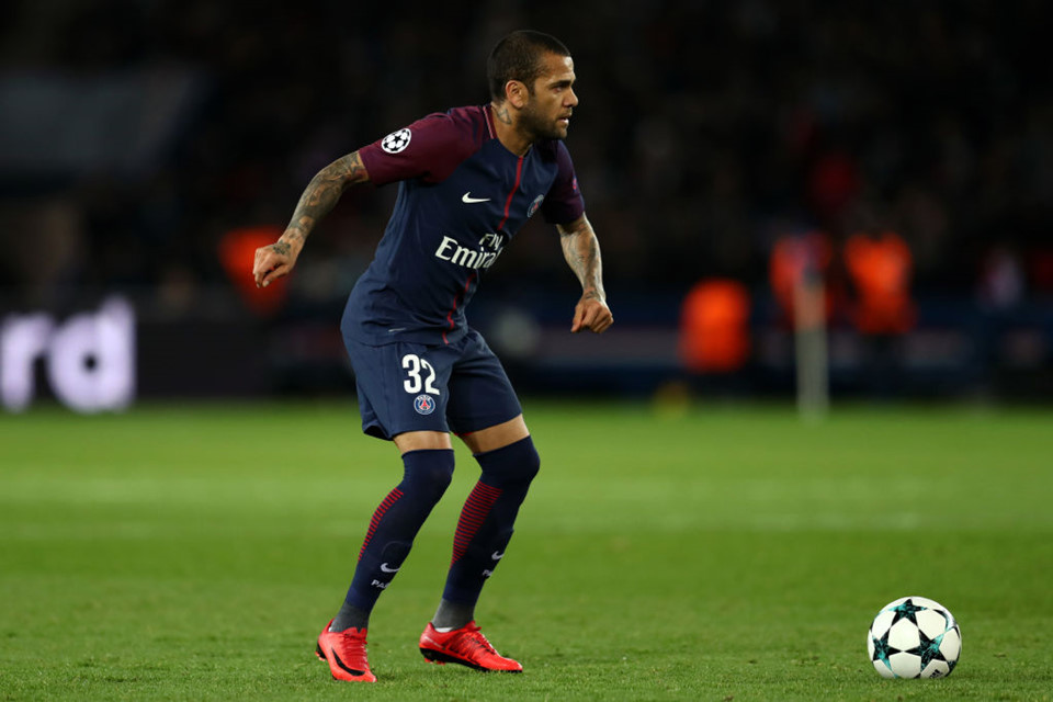 Dani Alves (hậu vệ phải, PSG): Việc lựa chọn cầu thủ cho vị trí này thực sự không dễ, bởi Carvajal và Alves đều là hậu vệ cánh hàng đầu đang thi đấu ở châu Âu. Tuy nhiên, các chuyên gia trang Goal đánh giá Alves nhỉnh hơn đồng nghiệp bên phía Real. Trong quá khứ, anh có thành tích ấn tượng với 3 lần vô địch Champions League cùng với câu lạc bộ Barca.