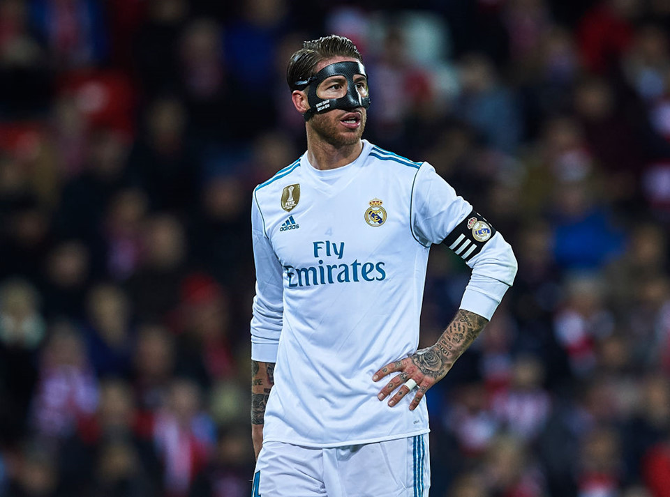 Sergio Ramos (trung vệ, Real): Anh chứng tỏ xứng đáng với vai trò thủ lĩnh hàng phòng ngự “Los Blancos”. Trung vệ người Tây Ban Nha ghi khá nhiều bàn thắng quan trọng ở những tình huống cố định. Mùa này, anh có 1 pha lập công sau 5 trận vòng bảng Champions League.