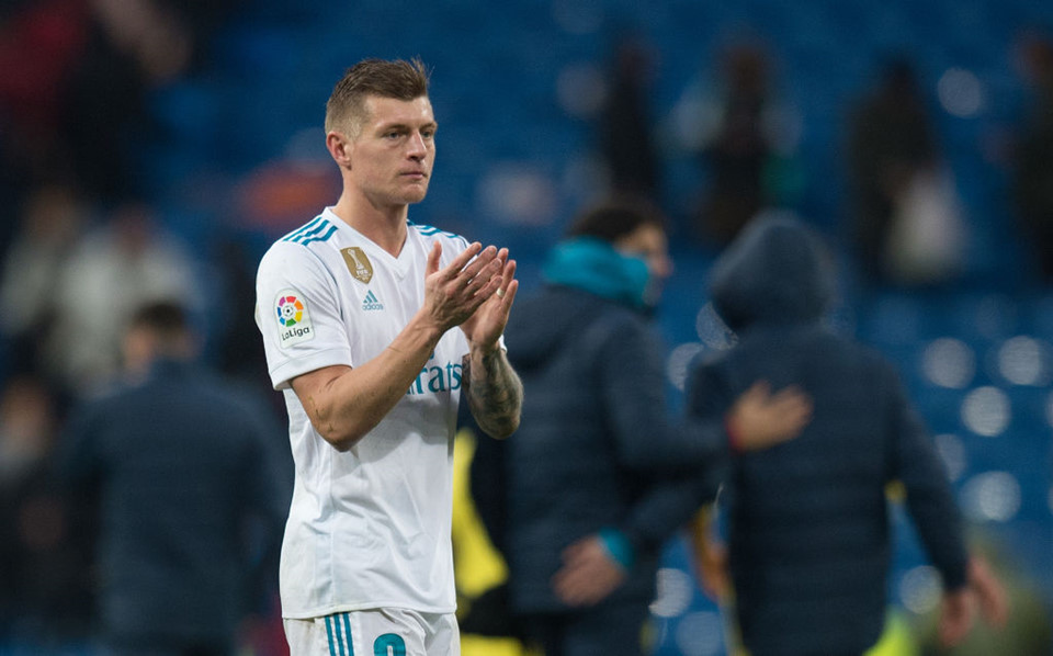 Toni Kroos (tiền vệ trung tâm, Real): Anh duy trì sự ổn định và chứng tỏ là một trong những tiền vệ trung tâm hay nhất thế giới. Tỷ lệ chuyền bóng chính xác của tuyển thủ người Đức đạt trung bình hơn 93% sau 5 trận vòng bảng Champions League.