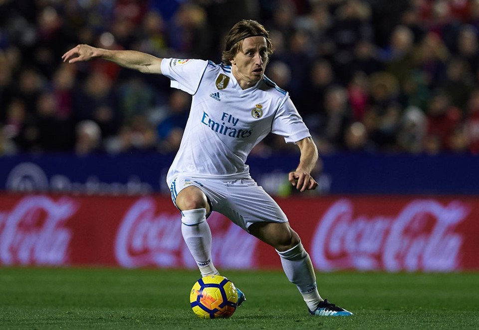 Luka Modric (tiền vệ phải, Real): Khi đánh giá Modric so với Marco Verratti và Adrien Rabiot của PSG, các chuyên giá trang Goal quyết định lựa chọn tiền vệ Real. Anh cùng Toni Kroos là cặp tiền vệ không thể thiếu của đội hình “Los Blancos”.