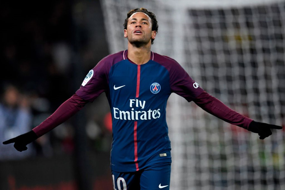 Neymar (cánh trái, PSG): Chia tay Barca với mục tiêu trở thành cầu thủ hay nhất thế giới, Neymar nhanh chóng chứng tỏ khả năng ghi bàn trong màu áo PSG. Anh có 28 pha lập công sau 27 trận ở mọi giải đấu. Đáng chú ý là 6 bàn sau vòng bảng Champions League.