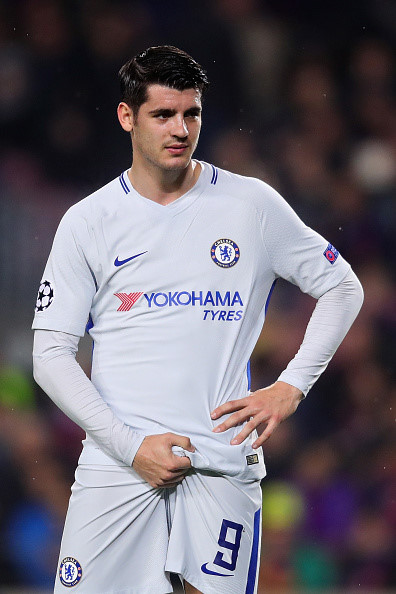 Trên sân Nou Camp, Morata có hành vi khiếm nhã nhắm vào CĐV Barca.