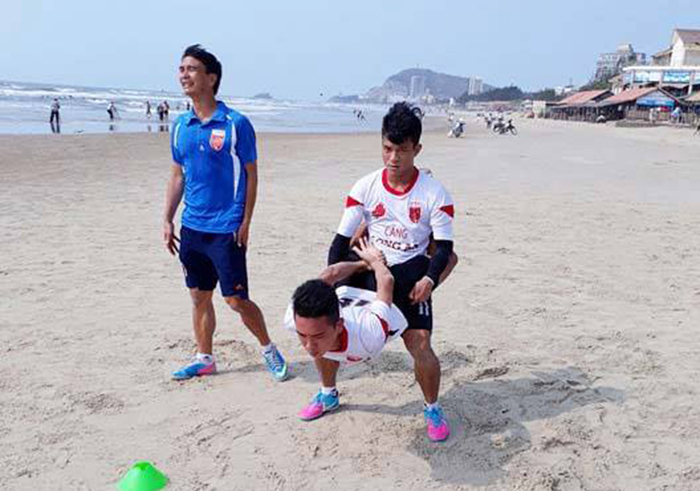 HLV Phan Văn Giàu và các cầu thủ trong buổi tập ngày 14/03.