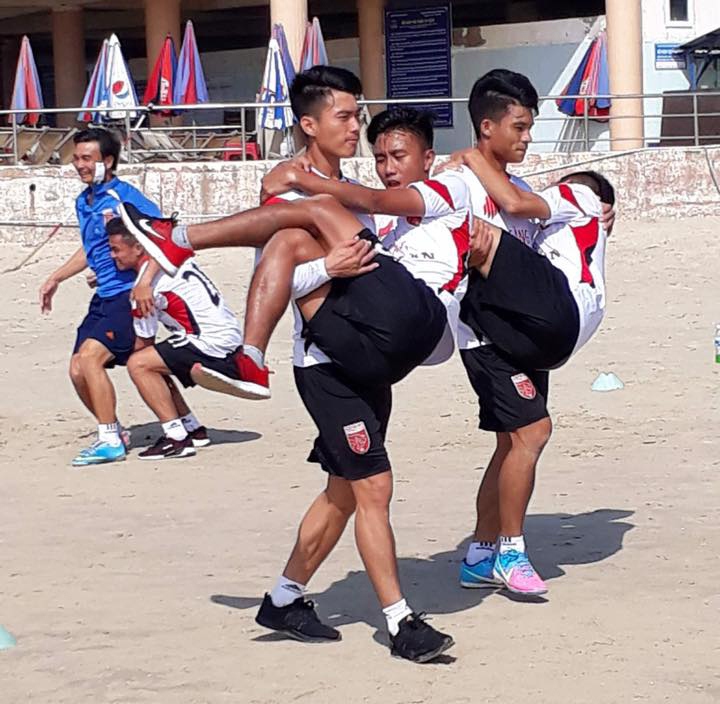 Các cầu thủ Long An tập luyện các động tác để tăng sức bền. Ảnh: Fb Huynh Thien Nhan.