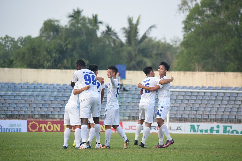 Niềm vui của các cầu thủ Quảng Nam sau bàn thắng mở tỷ số.