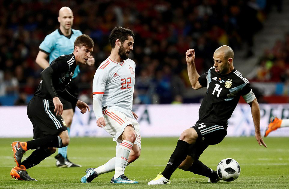 Hàng phòng ngự áo đen không thể ngăn cản được Isco.