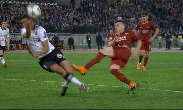 Pha để bóng chạm tay của Alexander-Arnold ở phút thứ 63.