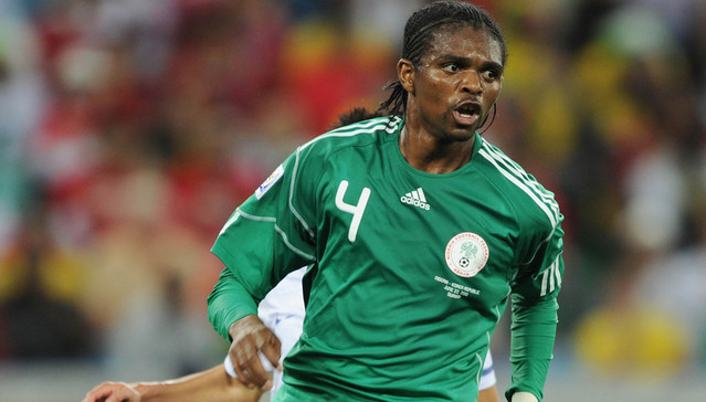 Kanu trong màu áo ĐT Nigeria.