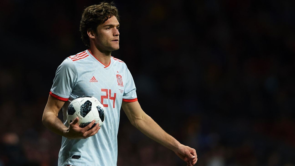 Hậu vệ Marcos Alonso (Tây Ban Nha): Đá chính 33 trên tổng số 38 vòng đấu tại Premier League 2017/18, ghi 7 bàn và có 2 pha kiến tạo, nhưng Alonso vẫn bị HLV Julen Lopetegui ngó lơ. Hậu vệ 28 tuổi phải ngồi nhà để nhường suất cho Nacho Monreal - cầu thủ 32 tuổi và có phong độ hoàn toàn thua kém trong mùa vừa qua.