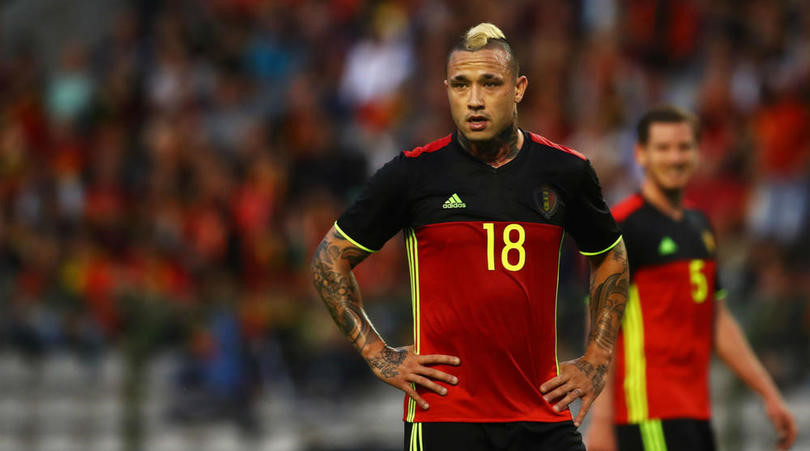 Tiền vệ Radja Nainggolan (Bỉ): Được đánh giá là một trong những tiền vệ trung tâm hàng đầu châu Âu, nhưng Nainggolan thậm chí còn không được triệu tập vào danh sách sơ bộ của tuyển Bỉ. HLV Roberto Martinez thực hiện canh bạc lớn khi loại cầu thủ có cá tính mạnh mẽ như Nainggolan và đặt niềm tin vào những cái tên có đẳng cấp thấp hơn như Witsel, Fellaini, Tielemans, Dembele và cả cựu "thần đồng" Adnan Januzaj.