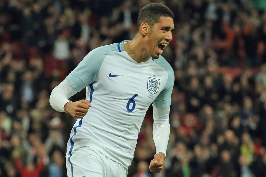 Hậu vệ Chris Smalling (Anh): Smalling là sự lựa chọn ưa thích của HLV Jose Mourinho ở mùa vừa qua với 46 lần ra sân trên mọi đấu trường. Tuy nhiên, trung vệ sinh năm 1989 vẫn không được triệu tập, thay thế anh là John Stones - cầu thủ không có suất đá chính ở Man City.