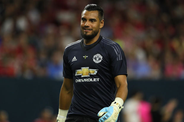 Thủ môn Sergio Romero (Argentina): Nếu không dính chấn thương nặng trong buổi tập gần đây, vị trí trong khung gỗ tuyển Argentina tại World Cup chắc chắn sẽ thuộc về Sergio Romero. Một số nguồn tin cho rằng Romero chỉ dính chấn thương nhẹ và cần thời gian ngắn để bình phục, nhưng có "thế lực hắc ám" lên kế hoạch loại bỏ thủ thành sinh năm 1987 khỏi World Cup năm nay.