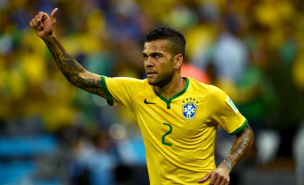 Hậu vệ Dani Alves (Brazil): Chấn thương trong trận chung kết cúp Liên đoàn Pháp khiến Alves bỏ lỡ cơ hội cùng đồng đội đến Nga hè năm nay. Sự vắng mặt của lão tướng sinh năm 1983 sẽ để lại khoảng trống thênh thang bên hành lang cánh phải của "Selecao" tại World Cup 2018.