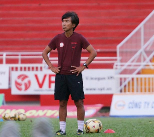 HLV Toshiya Miura đau đầu với bài toán trên hàng công. Ảnh: Quang Thịnh.