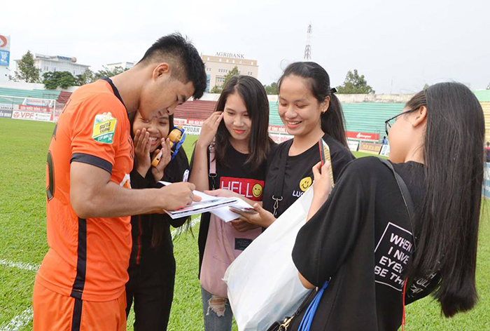 Cuối buổi tập, tiền đạo của U23 Việt Nam được các CĐV vây quanh xin chữ ký và chụp ảnh.