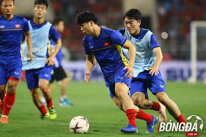 Công Phượng và Xuân Trường trong pha trang bóng. Ảnh: Đình Viên.