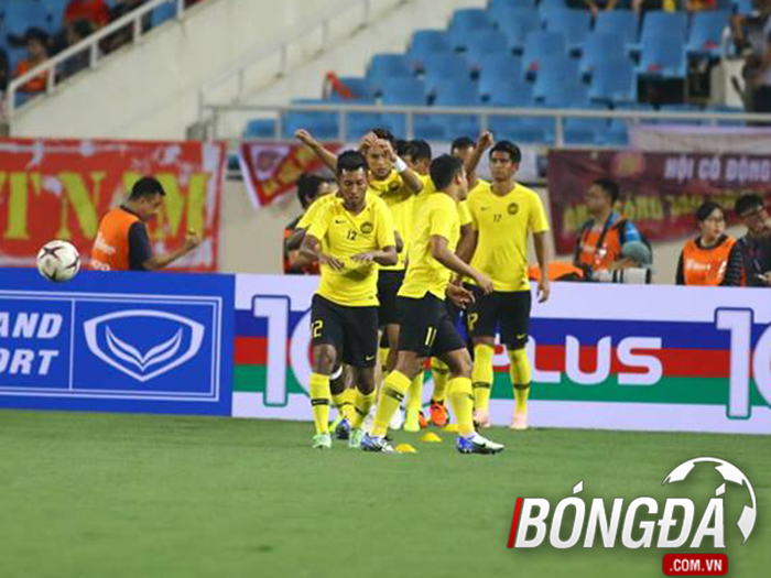 Các cầu thủ Malaysia khởi động. Ảnh: Đình Viên.