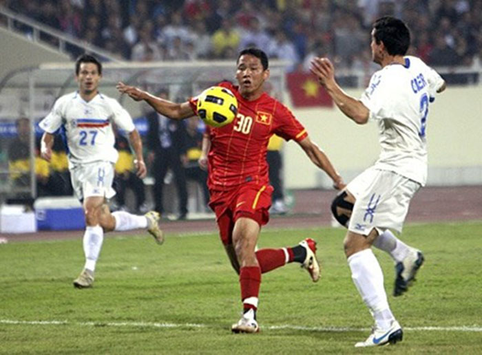 Tiền đạo Anh Đức bế tắc trước sự "chăm sóc" của các cầu thủ phòng ngự áo trắng.