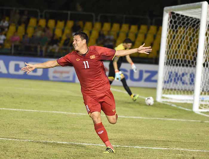 Bàn thắng mở tỷ số của Anh Đức khiến hàng thủ Philippines bất ngờ.