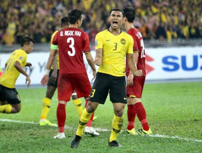 Shahrul Saad ăn mừng sau bàn rút ngắn tỷ số 1-2 ở trận chung kết lượt đi.