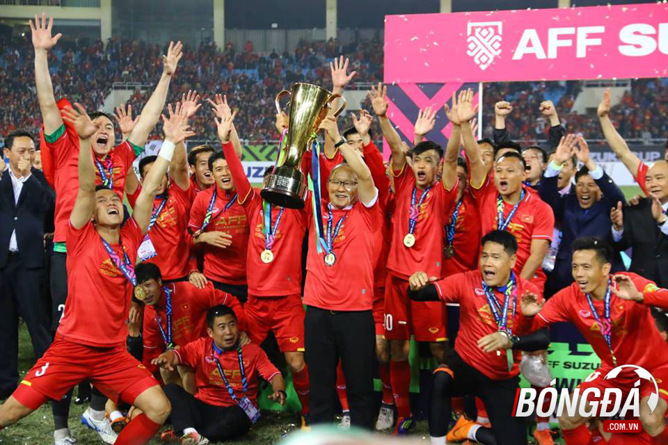Giây phút thầy Park nâng cúp vàng AFF Cup 2018.